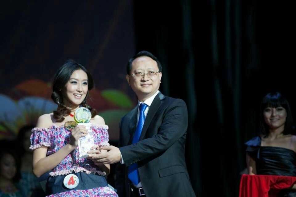 曾志博士为选美大赛冠军颁奖